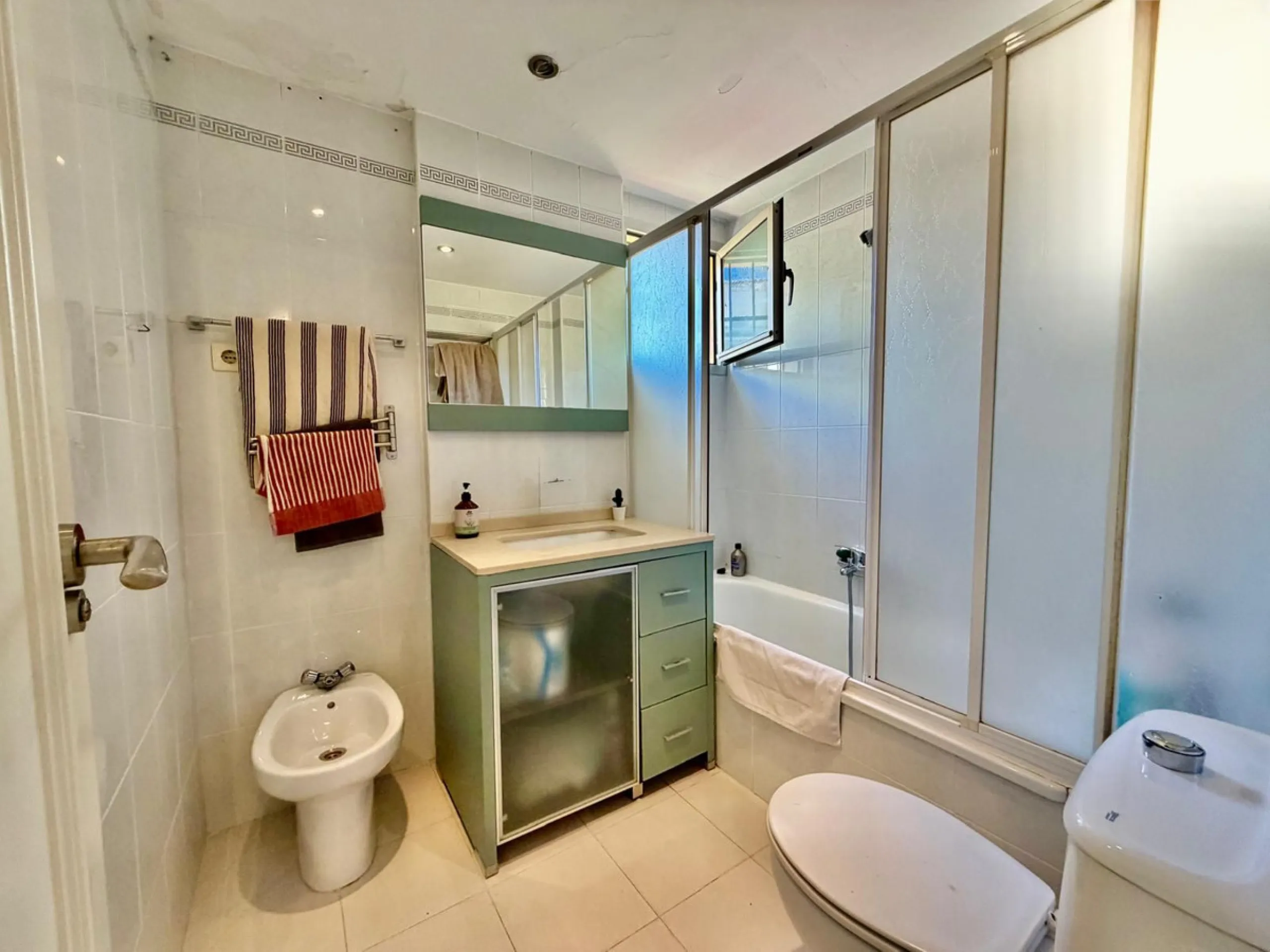 Helle Zwei-Zimmer-Wohnung mit Terrasse, Garage und ausgezeichneter Lage nahe am Meer