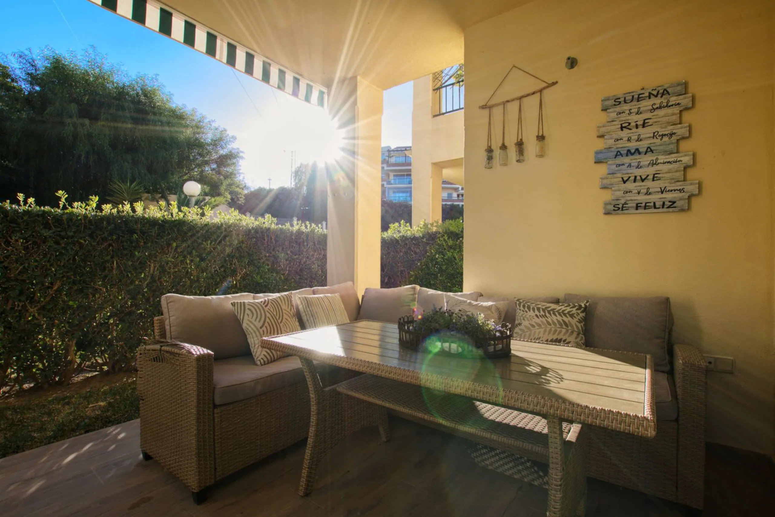 We are selling this ground floor apartment with a private terrace and garden, completely renovated in a modern style with an open-plan American-style kitchen.