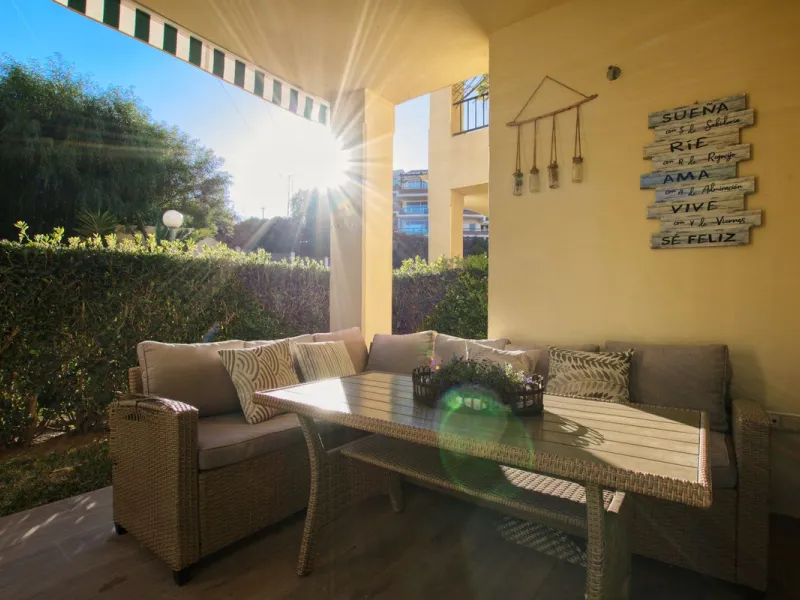 We are selling this ground floor apartment with a private terrace and garden, completely renovated in a modern style with an open-plan American-style kitchen.