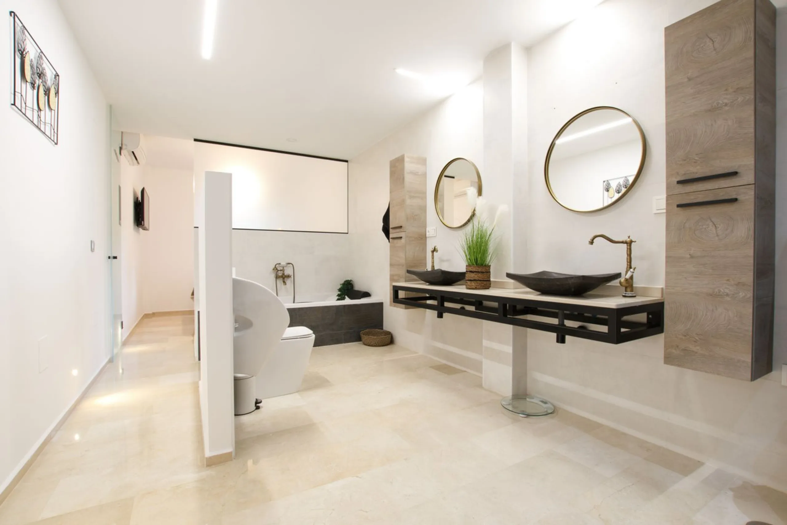 We are selling this ground floor apartment with a private terrace and garden, completely renovated in a modern style with an open-plan American-style kitchen.