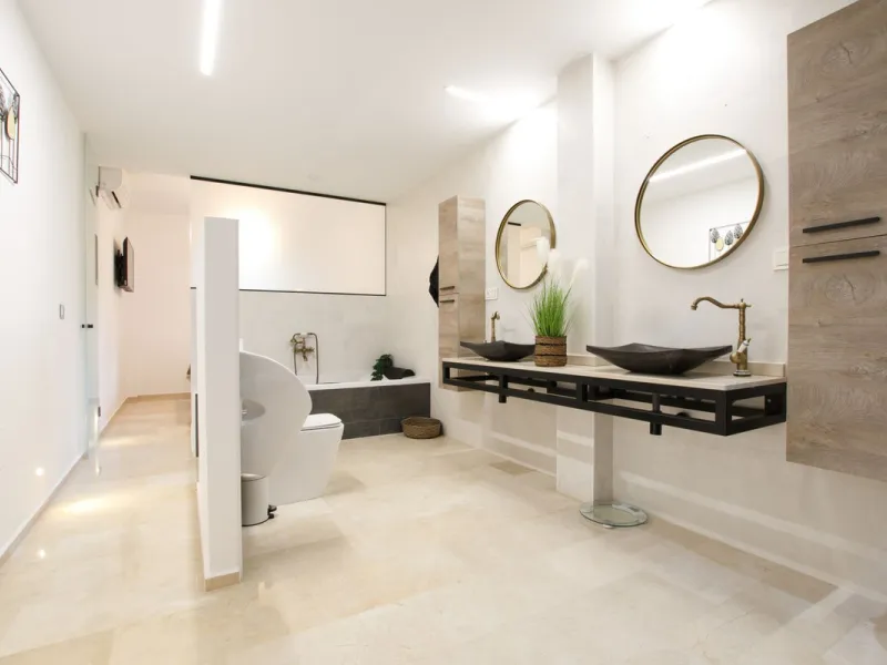 We are selling this ground floor apartment with a private terrace and garden, completely renovated in a modern style with an open-plan American-style kitchen.