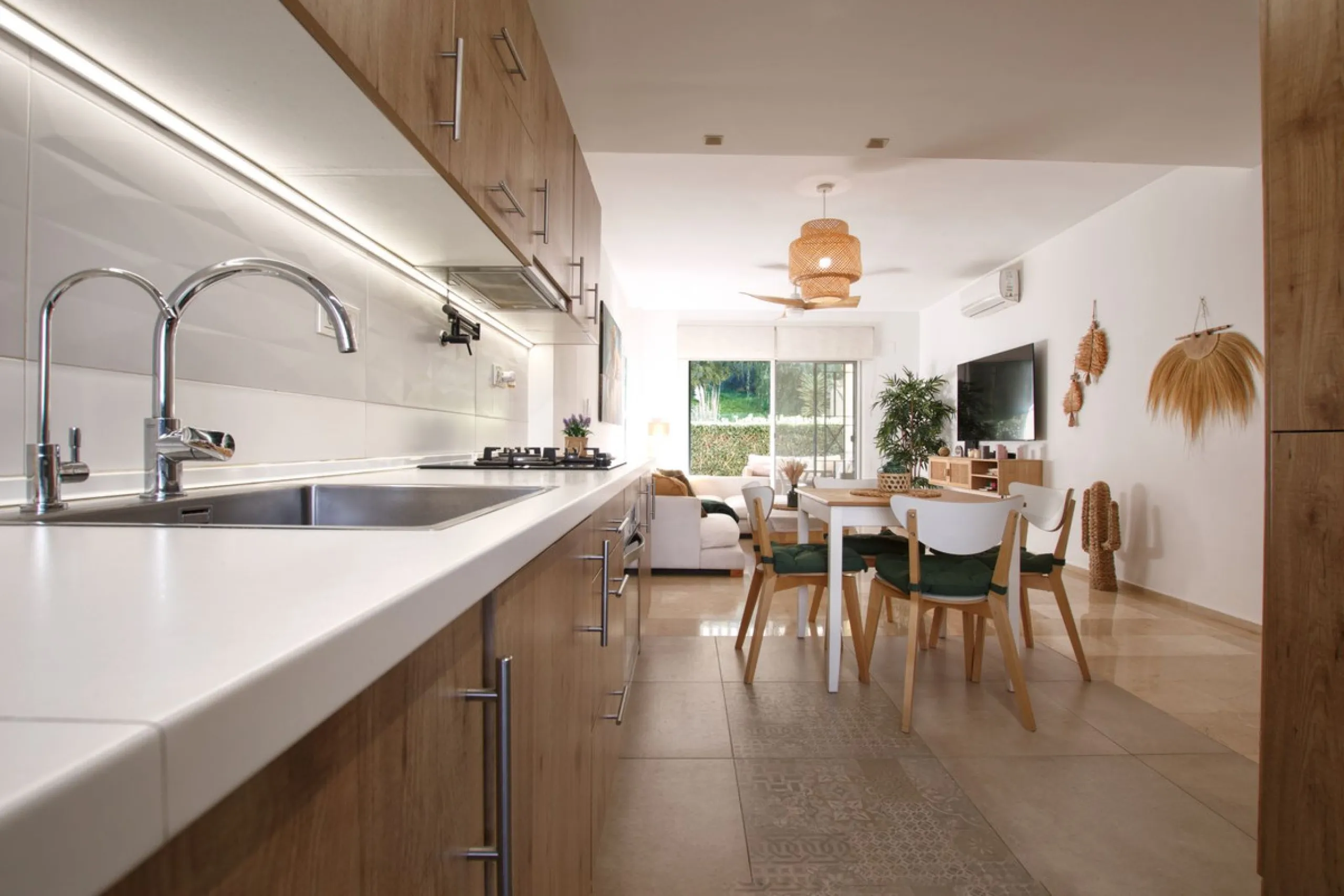 We are selling this ground floor apartment with a private terrace and garden, completely renovated in a modern style with an open-plan American-style kitchen.