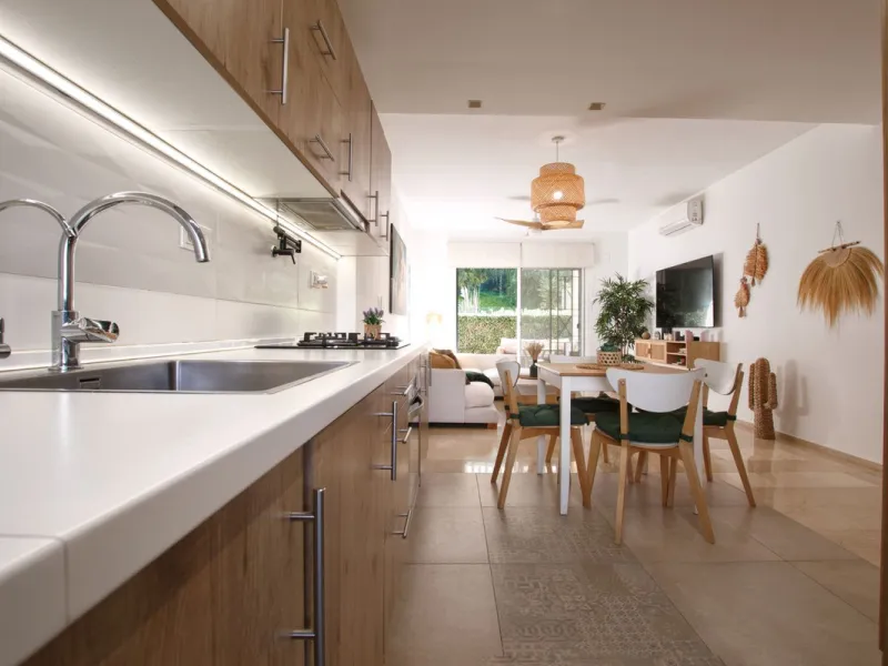 We are selling this ground floor apartment with a private terrace and garden, completely renovated in a modern style with an open-plan American-style kitchen.