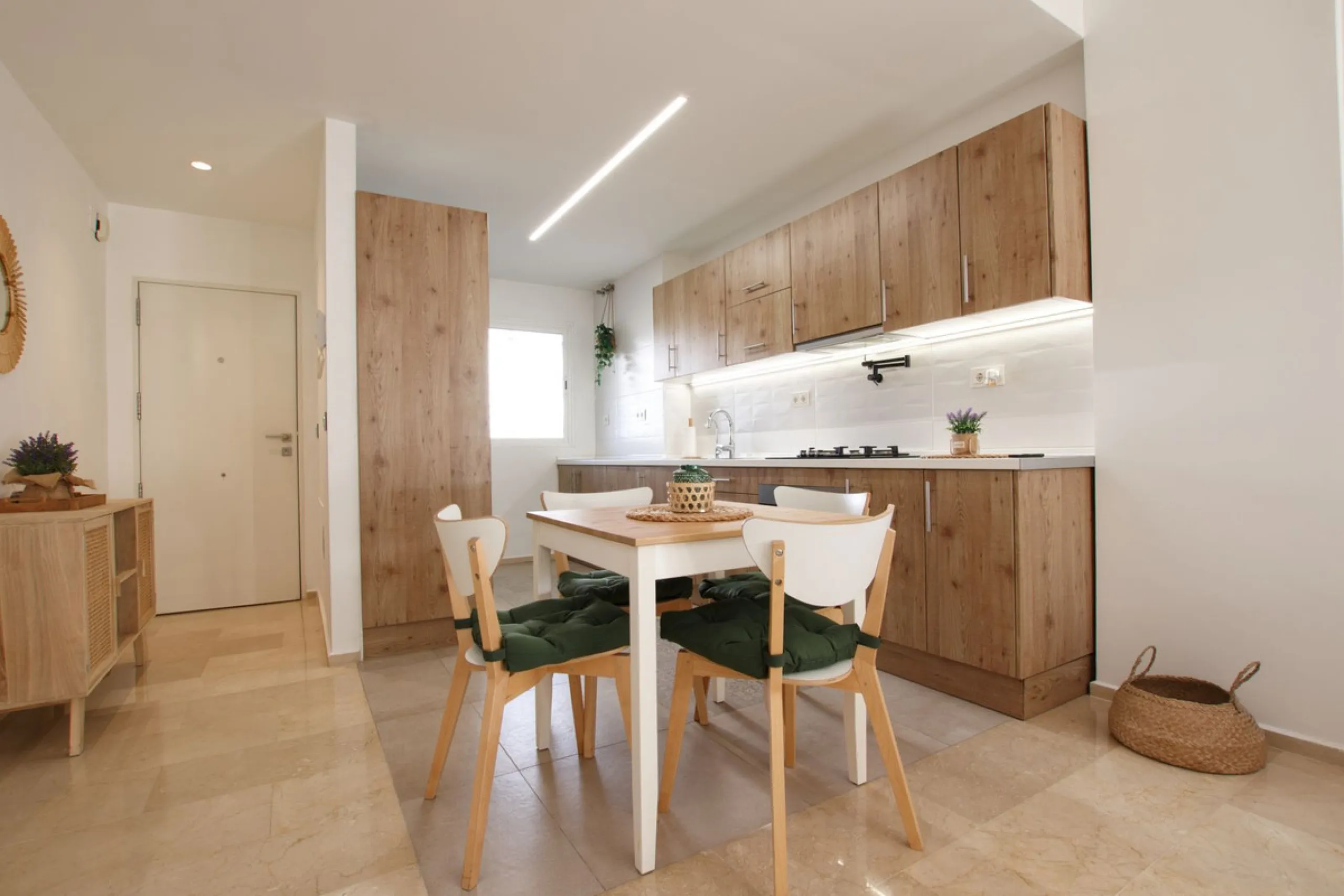 We are selling this ground floor apartment with a private terrace and garden, completely renovated in a modern style with an open-plan American-style kitchen.