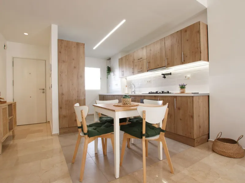 We are selling this ground floor apartment with a private terrace and garden, completely renovated in a modern style with an open-plan American-style kitchen.