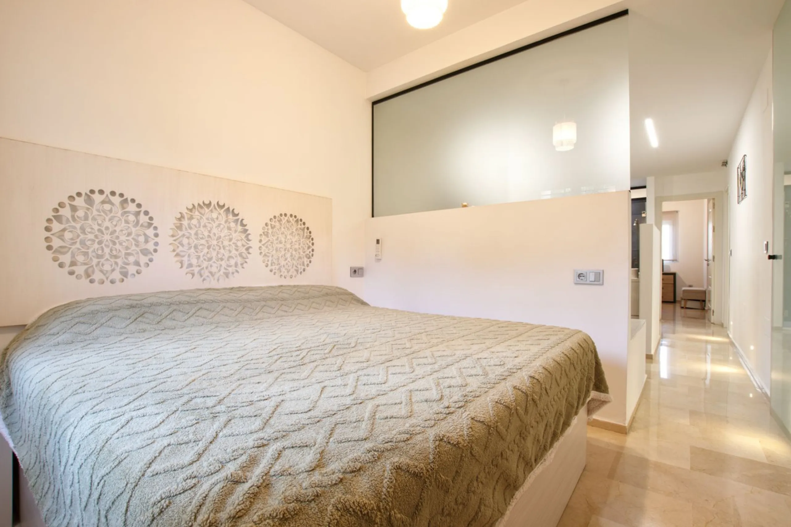 We are selling this ground floor apartment with a private terrace and garden, completely renovated in a modern style with an open-plan American-style kitchen.