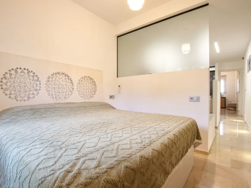 We are selling this ground floor apartment with a private terrace and garden, completely renovated in a modern style with an open-plan American-style kitchen.