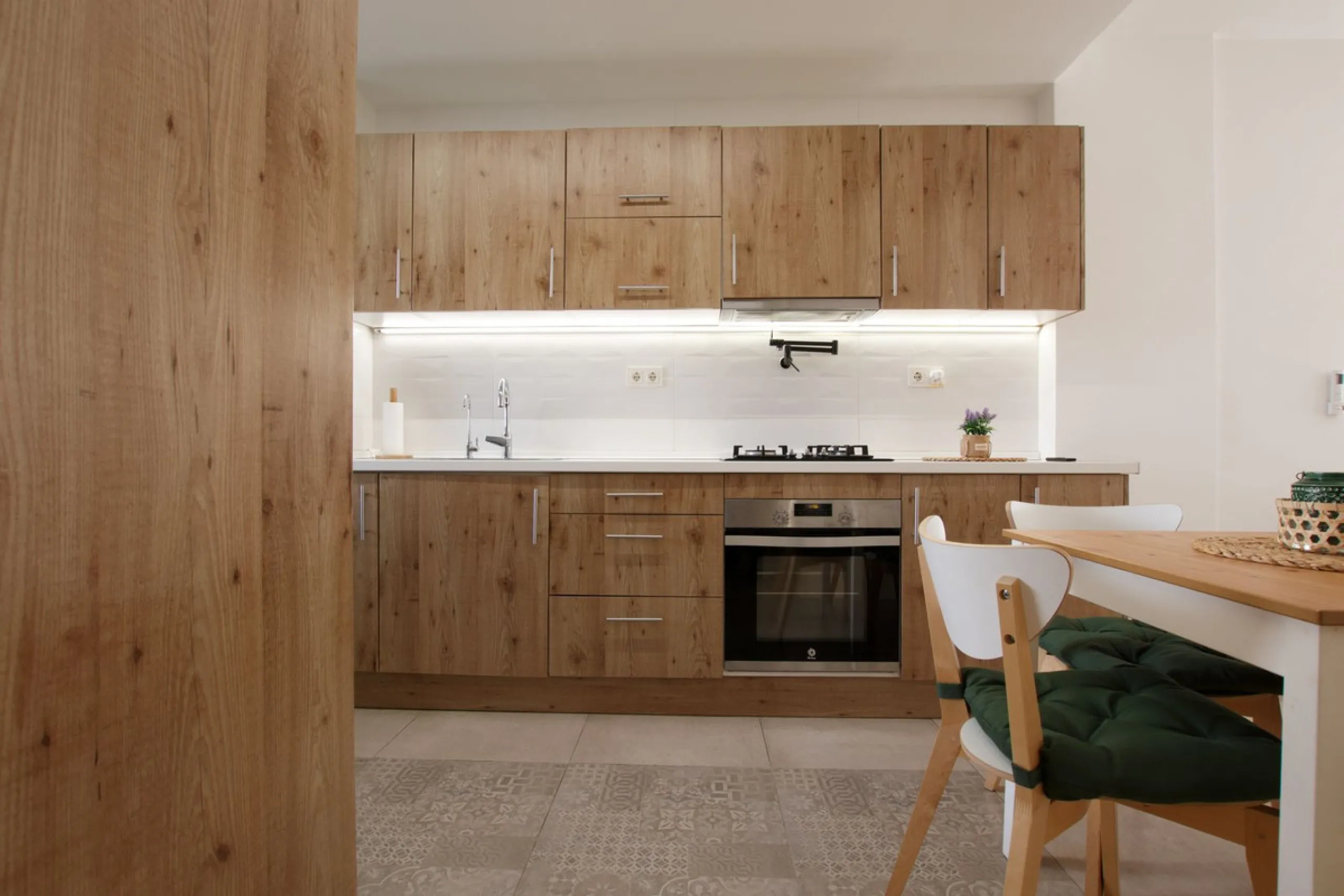 We are selling this ground floor apartment with a private terrace and garden, completely renovated in a modern style with an open-plan American-style kitchen.