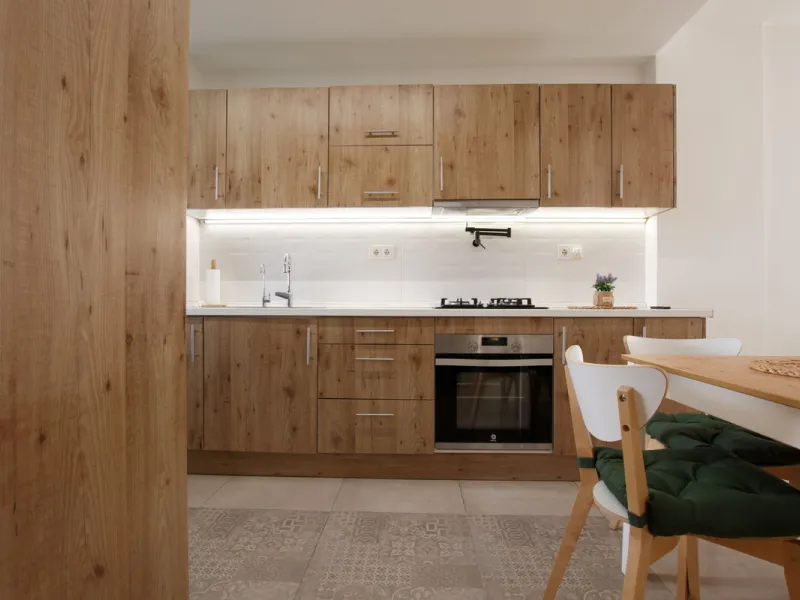 We are selling this ground floor apartment with a private terrace and garden, completely renovated in a modern style with an open-plan American-style kitchen.