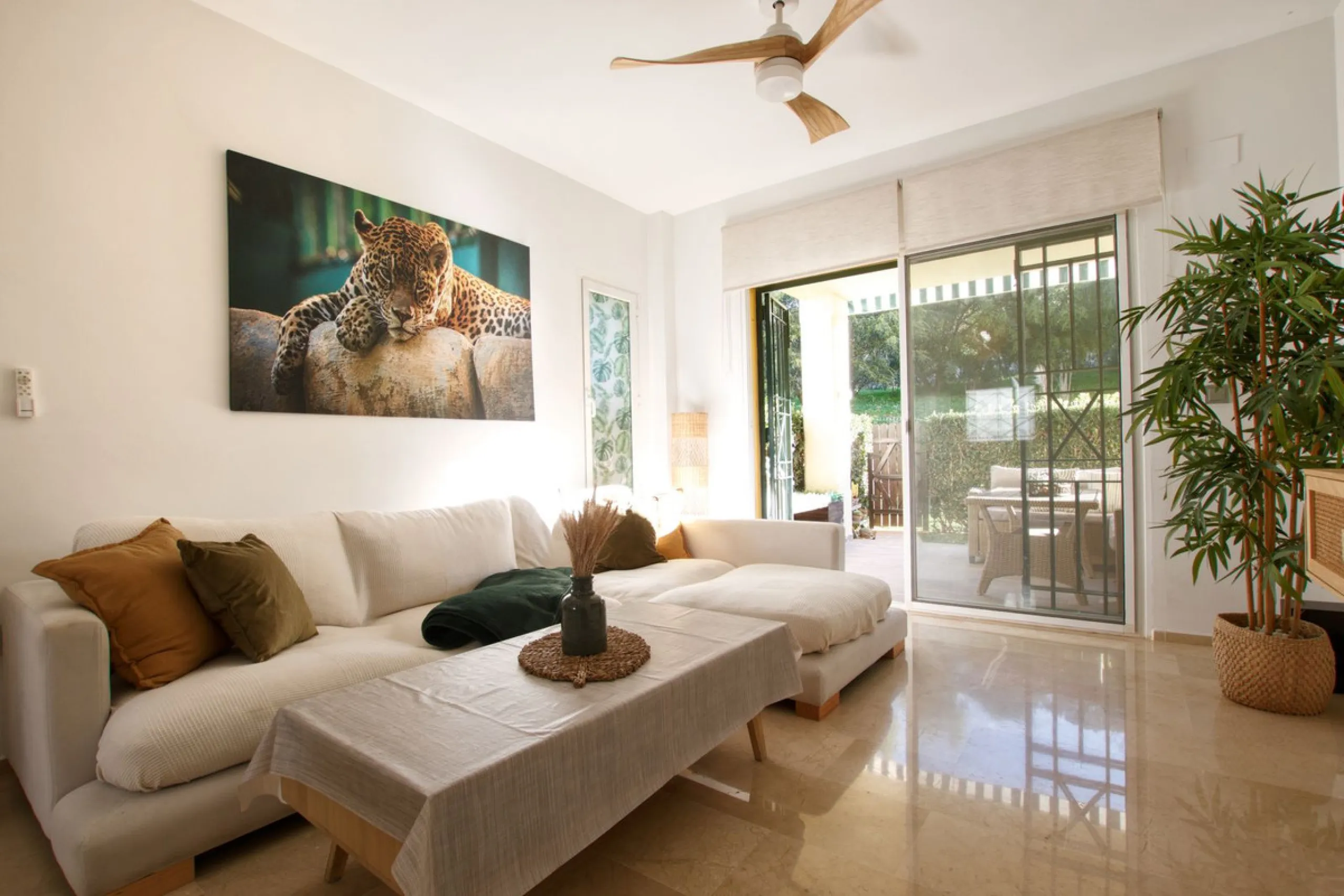 We are selling this ground floor apartment with a private terrace and garden, completely renovated in a modern style with an open-plan American-style kitchen.