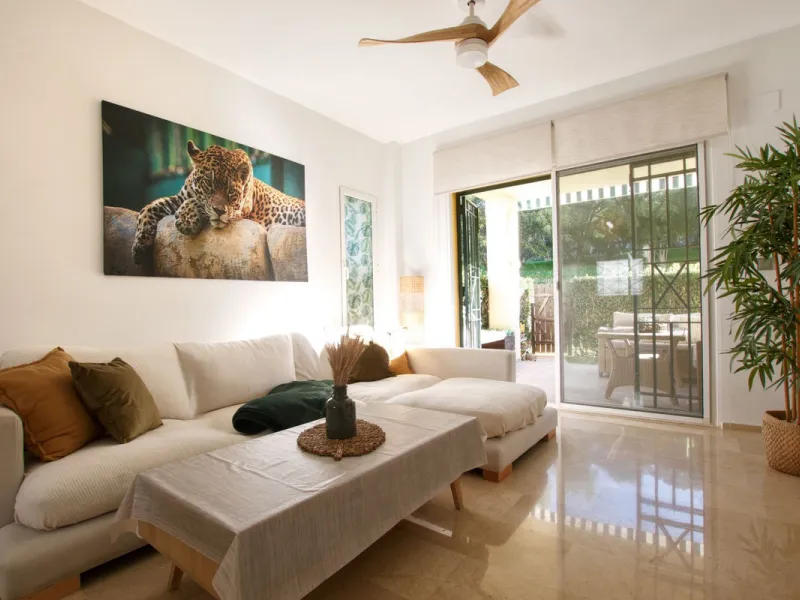 We are selling this ground floor apartment with a private terrace and garden, completely renovated in a modern style with an open-plan American-style kitchen.