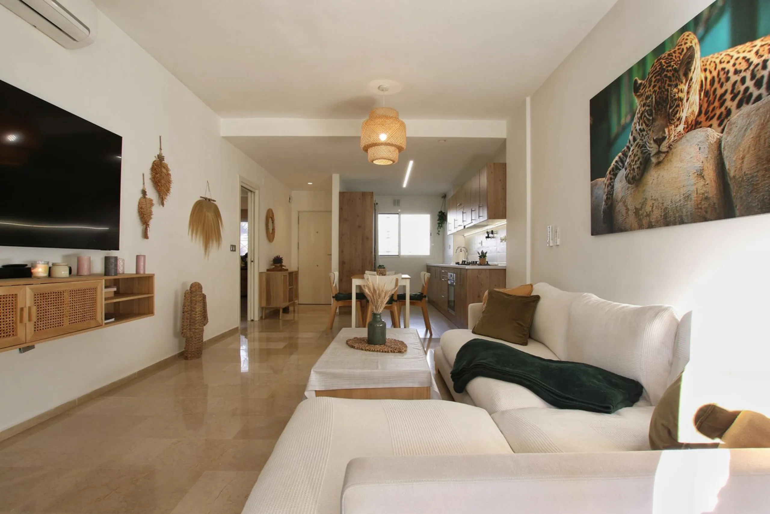 We are selling this ground floor apartment with a private terrace and garden, completely renovated in a modern style with an open-plan American-style kitchen.