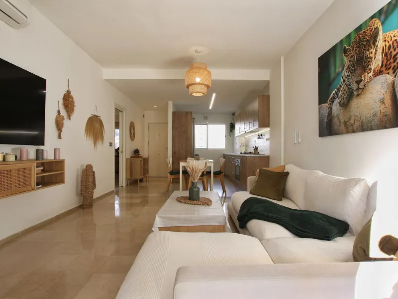 We are selling this ground floor apartment with a private terrace and garden, completely renovated in a modern style with an open-plan American-style kitchen.