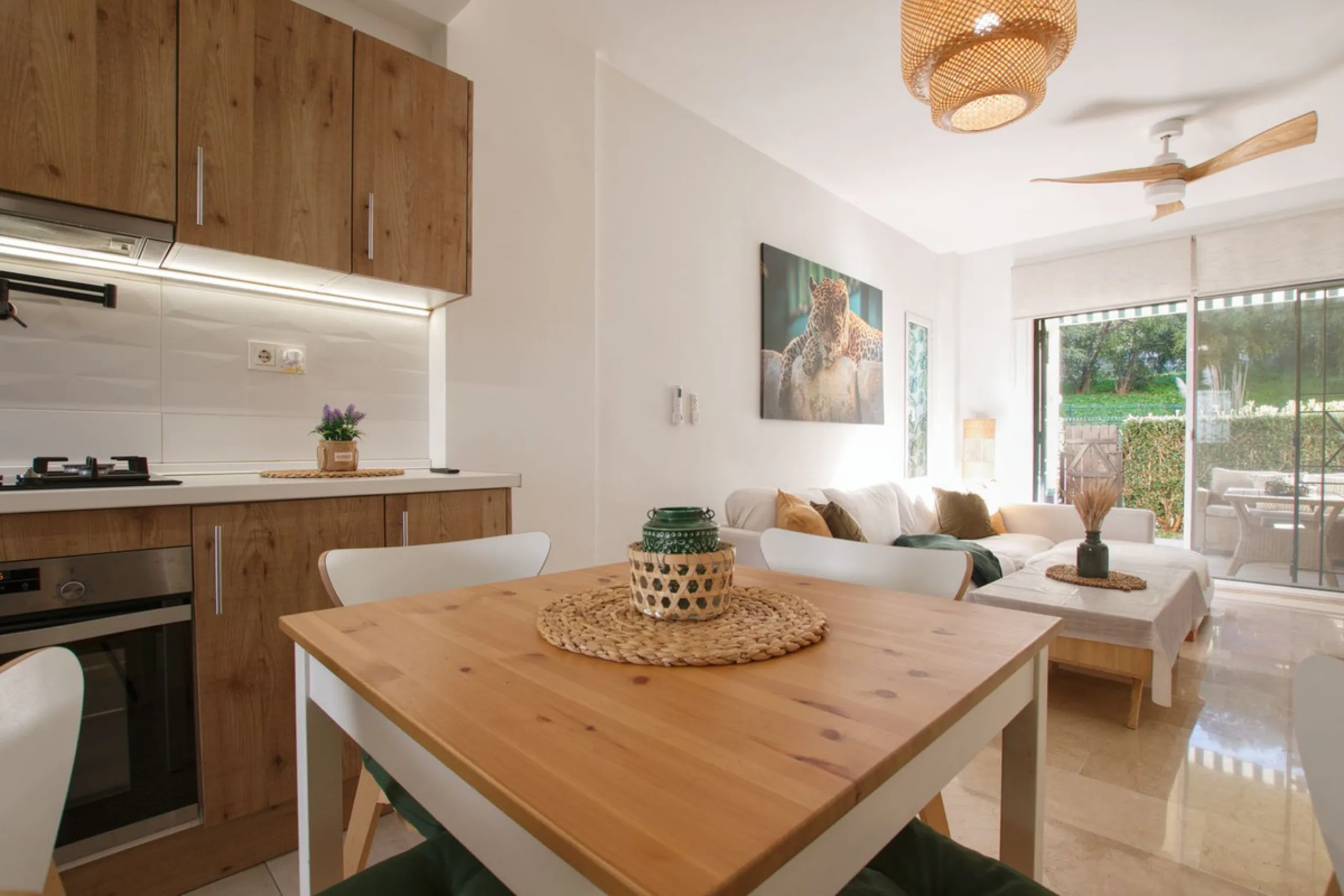 We are selling this ground floor apartment with a private terrace and garden, completely renovated in a modern style with an open-plan American-style kitchen.