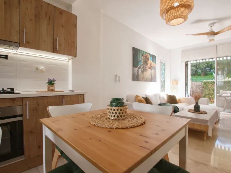 We are selling this ground floor apartment with a private terrace and garden, completely renovated in a modern style with an open-plan American-style kitchen.
