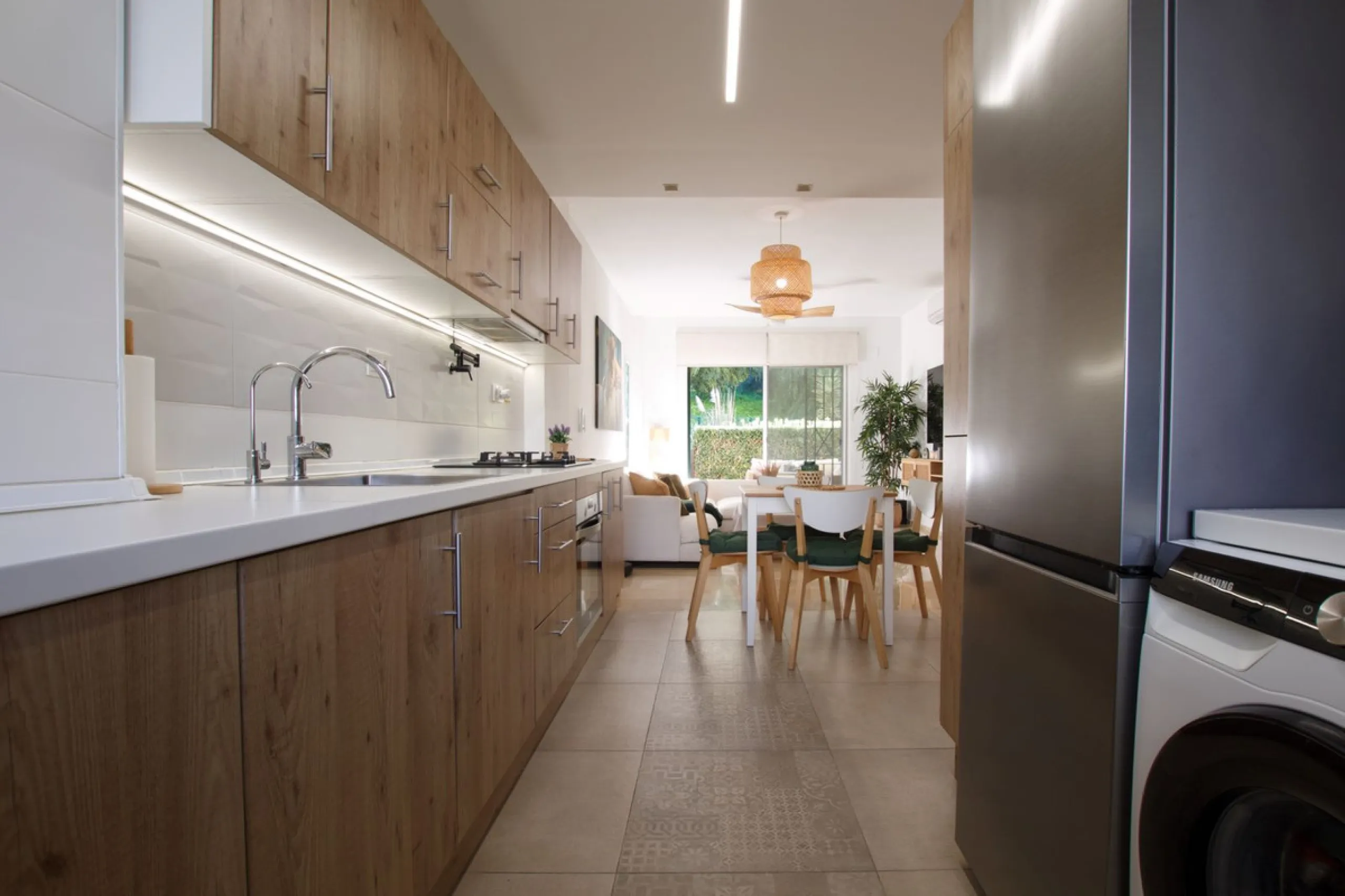We are selling this ground floor apartment with a private terrace and garden, completely renovated in a modern style with an open-plan American-style kitchen.