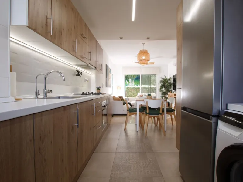We are selling this ground floor apartment with a private terrace and garden, completely renovated in a modern style with an open-plan American-style kitchen.