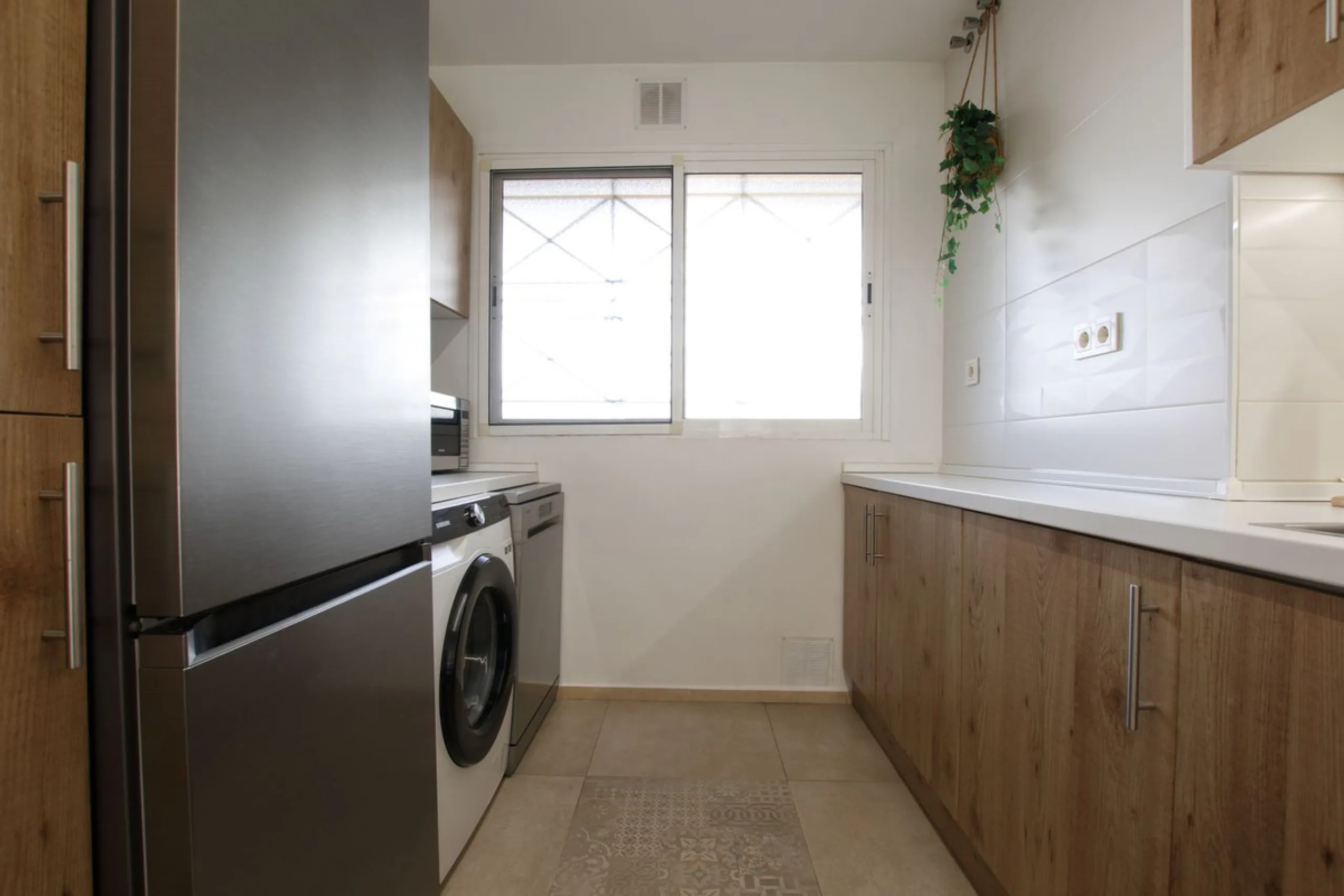 We are selling this ground floor apartment with a private terrace and garden, completely renovated in a modern style with an open-plan American-style kitchen.