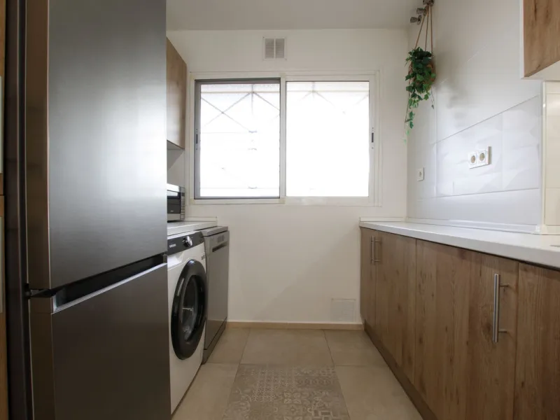 We are selling this ground floor apartment with a private terrace and garden, completely renovated in a modern style with an open-plan American-style kitchen.