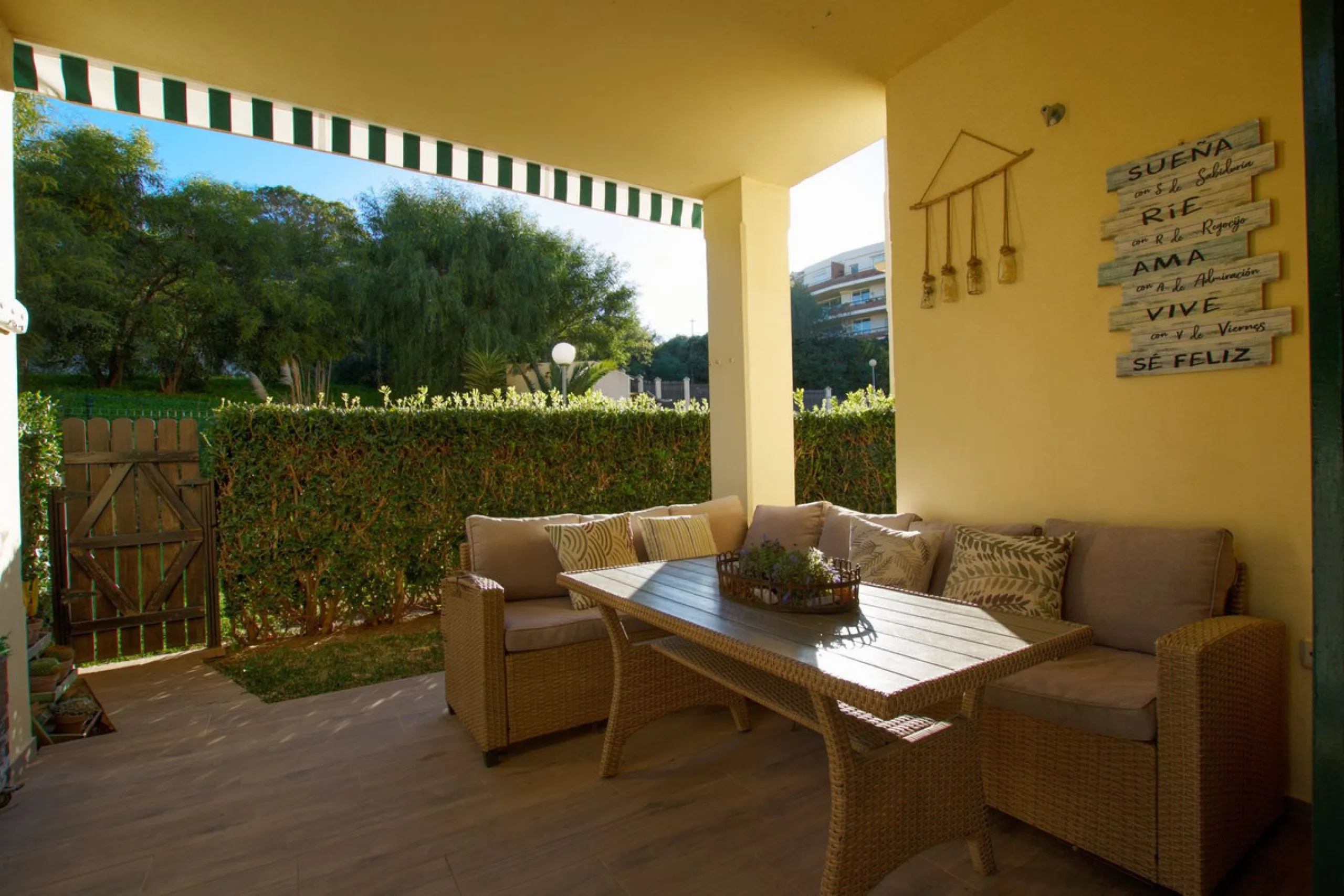 We are selling this ground floor apartment with a private terrace and garden, completely renovated in a modern style with an open-plan American-style kitchen.