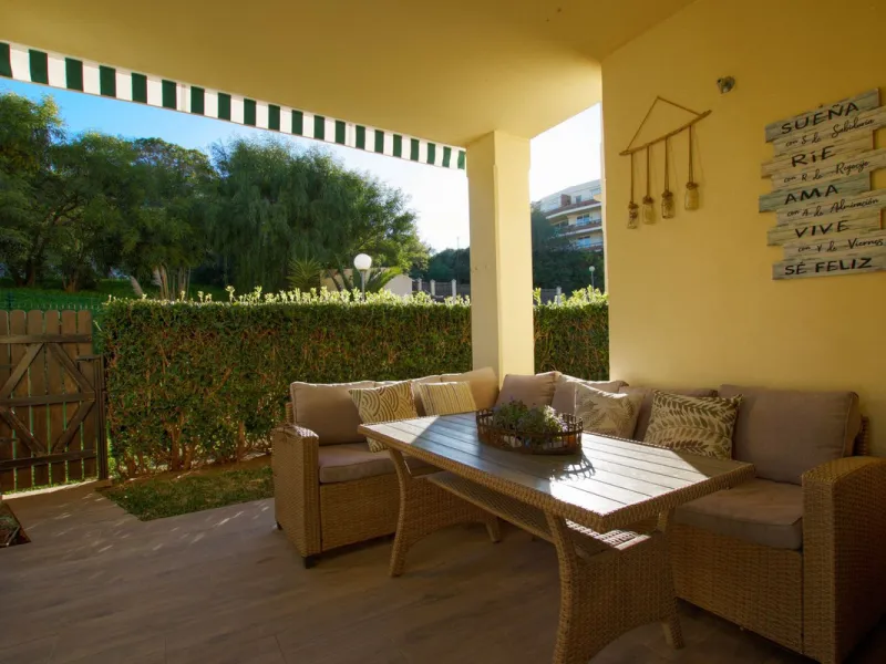 We are selling this ground floor apartment with a private terrace and garden, completely renovated in a modern style with an open-plan American-style kitchen.