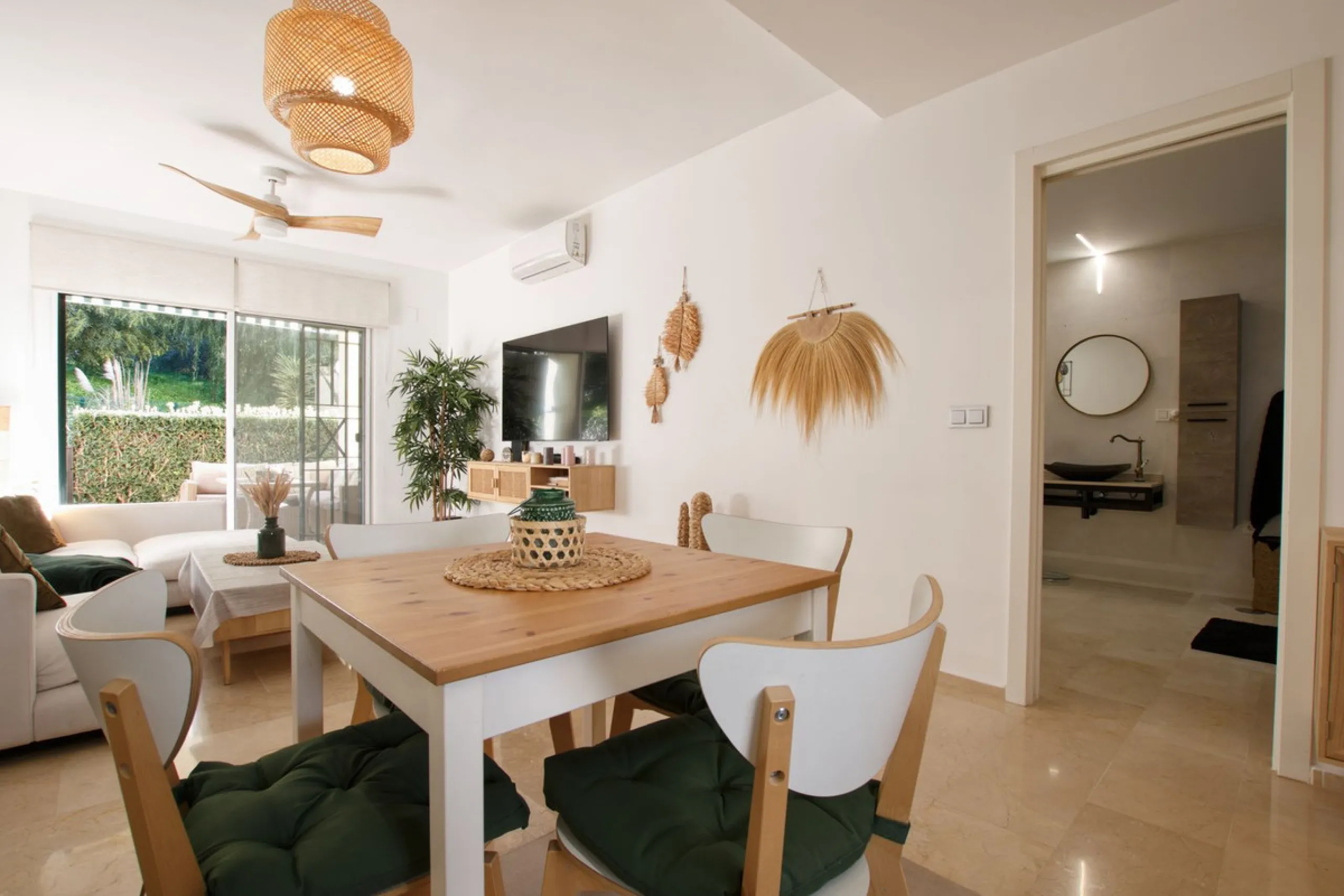 We are selling this ground floor apartment with a private terrace and garden, completely renovated in a modern style with an open-plan American-style kitchen.