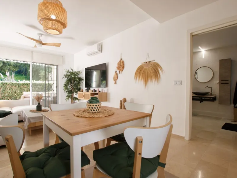 We are selling this ground floor apartment with a private terrace and garden, completely renovated in a modern style with an open-plan American-style kitchen.