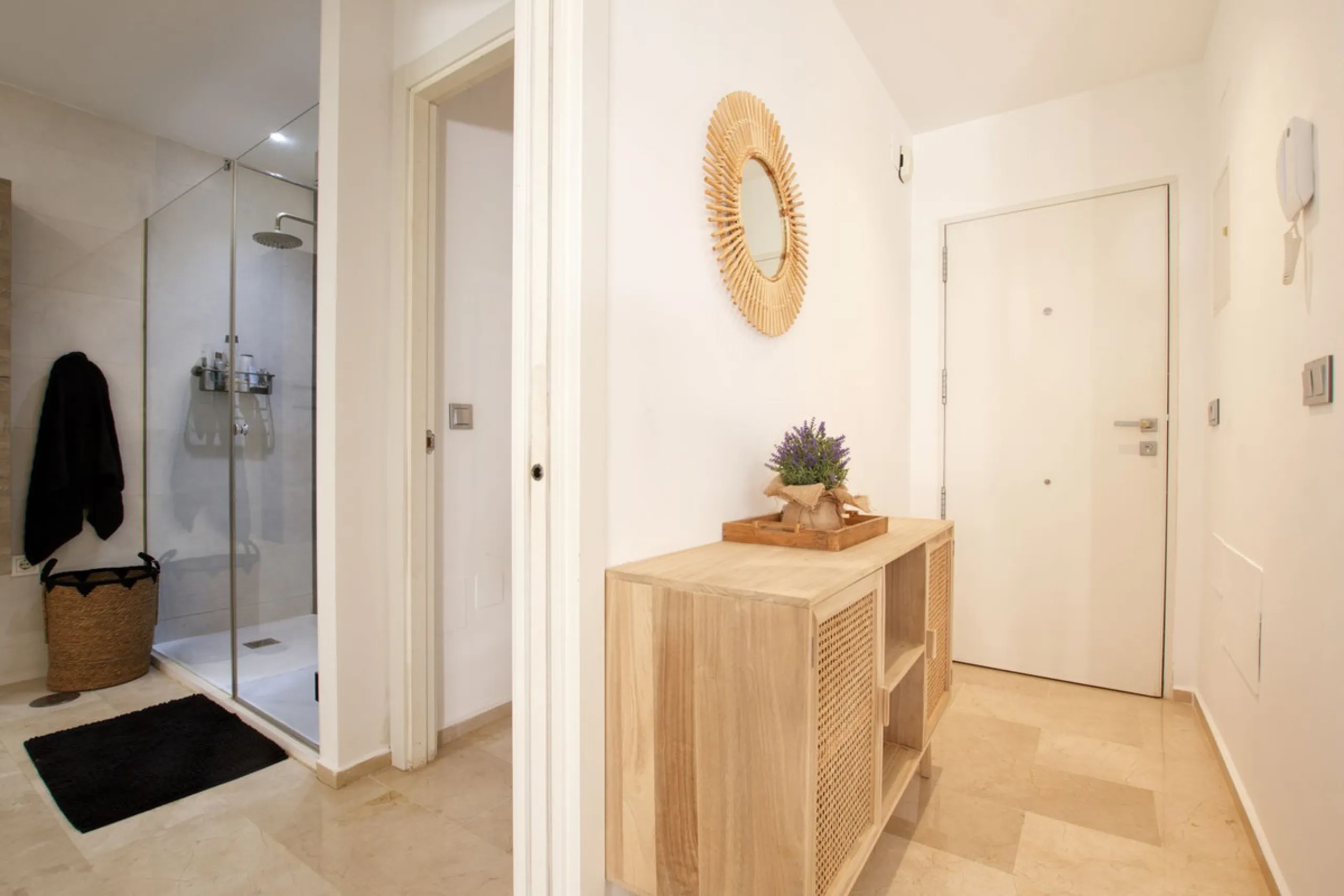 We are selling this ground floor apartment with a private terrace and garden, completely renovated in a modern style with an open-plan American-style kitchen.