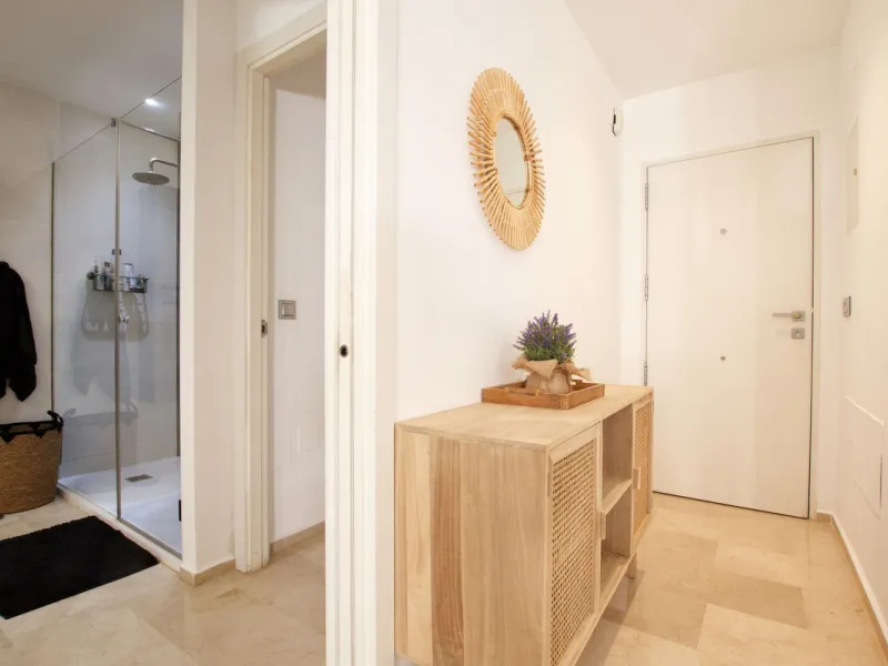 We are selling this ground floor apartment with a private terrace and garden, completely renovated in a modern style with an open-plan American-style kitchen.