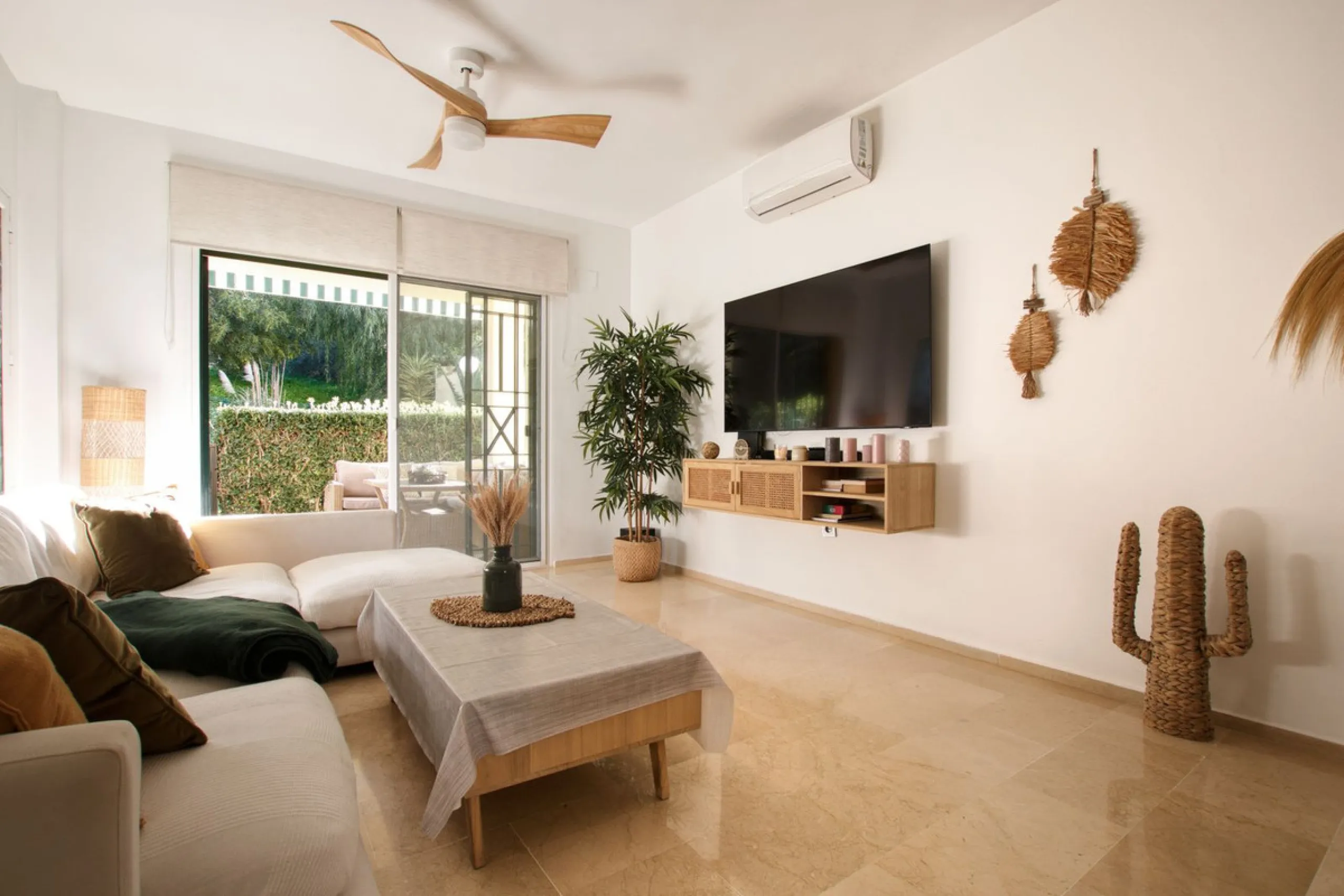 We are selling this ground floor apartment with a private terrace and garden, completely renovated in a modern style with an open-plan American-style kitchen.