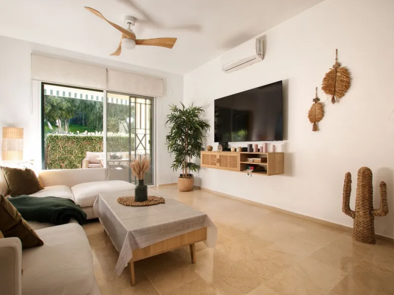 We are selling this ground floor apartment with a private terrace and garden, completely renovated in a modern style with an open-plan American-style kitchen.