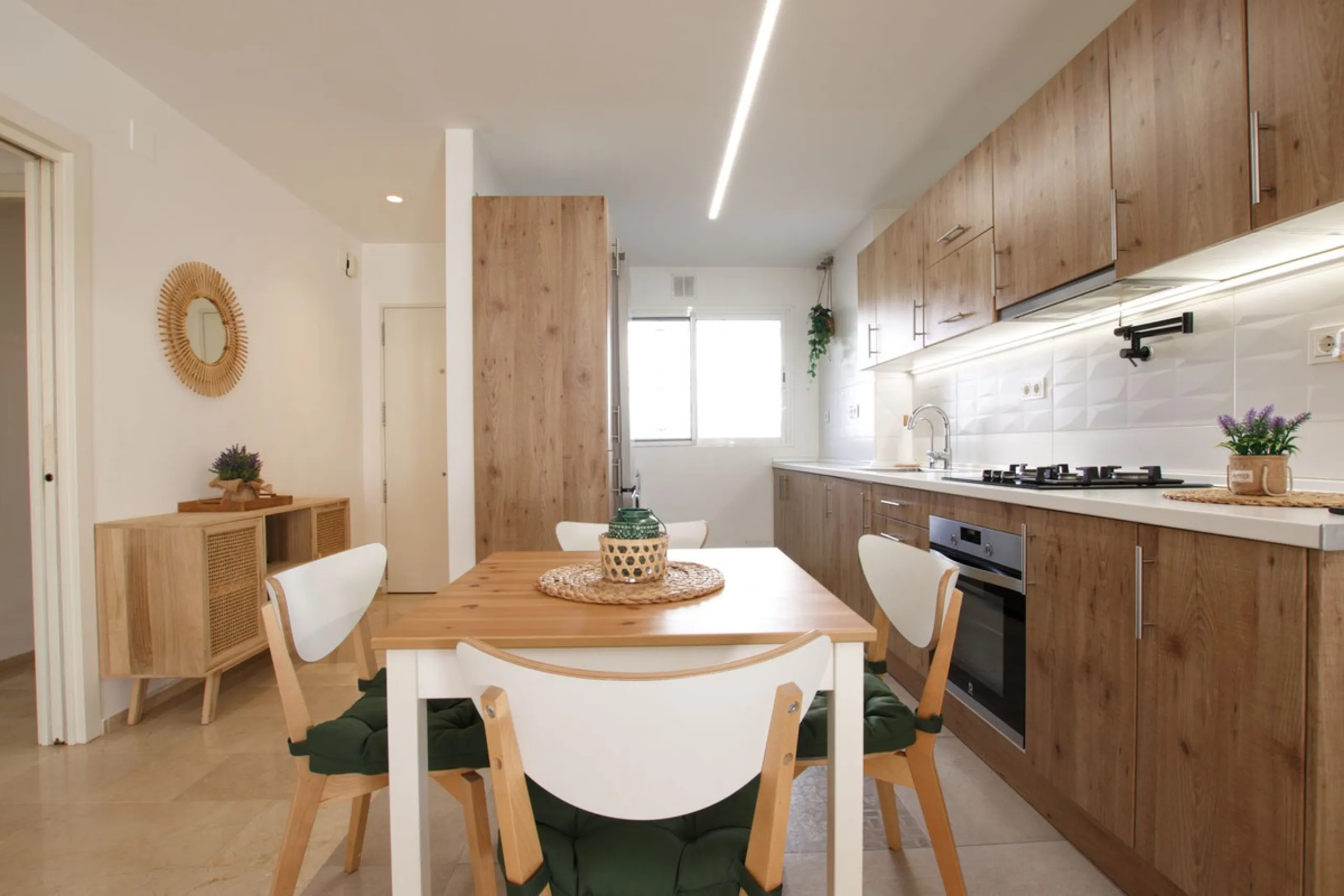 We are selling this ground floor apartment with a private terrace and garden, completely renovated in a modern style with an open-plan American-style kitchen.