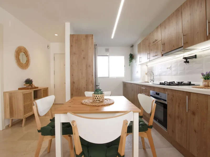 We are selling this ground floor apartment with a private terrace and garden, completely renovated in a modern style with an open-plan American-style kitchen.