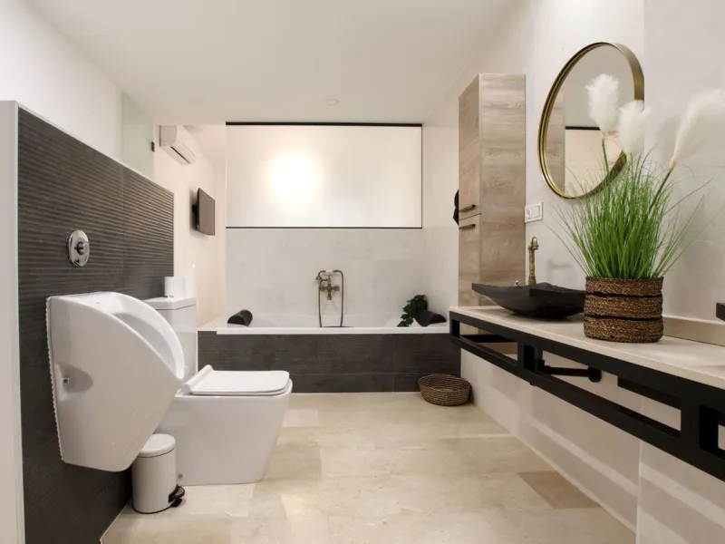 We are selling this ground floor apartment with a private terrace and garden, completely renovated in a modern style with an open-plan American-style kitchen.
