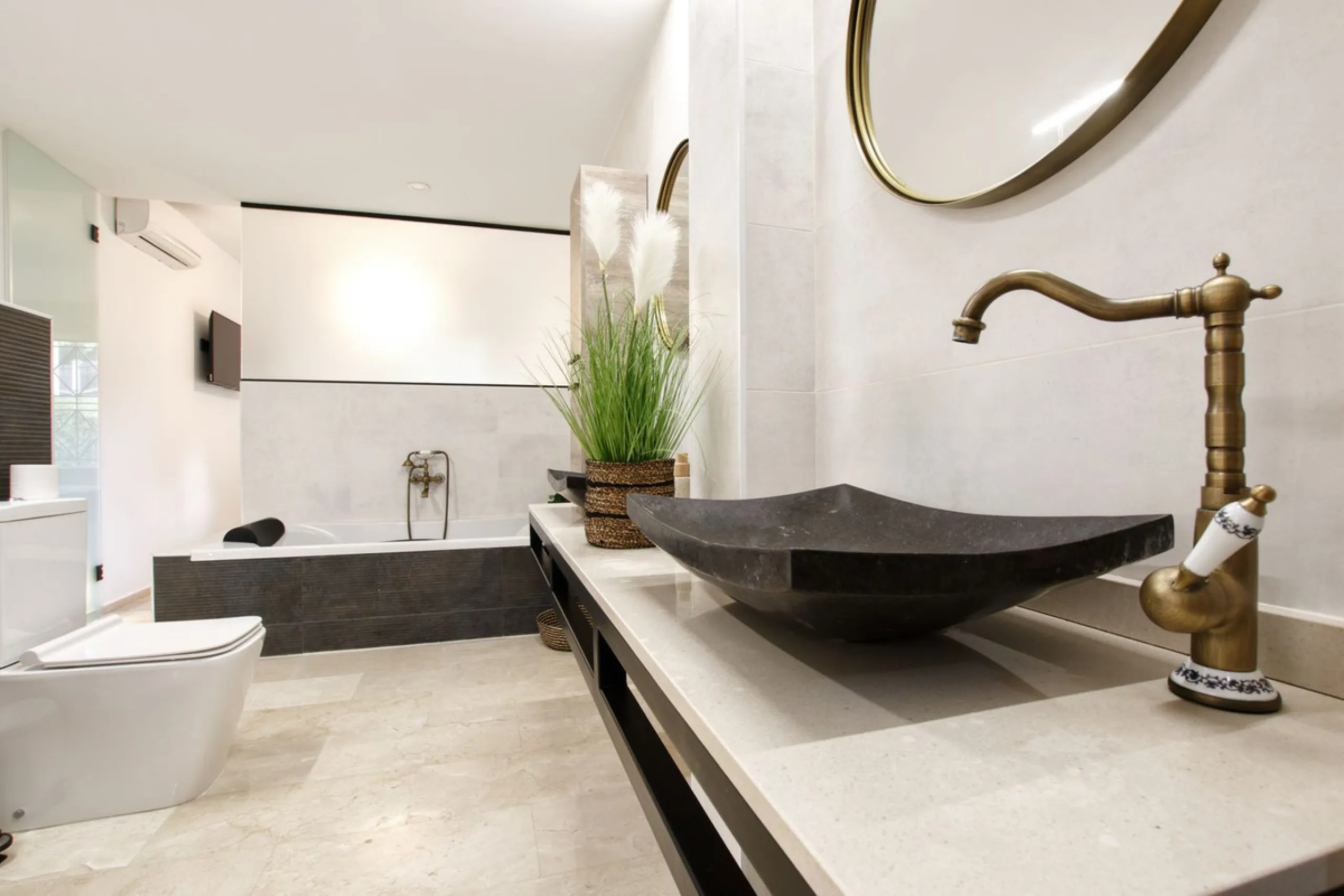 We are selling this ground floor apartment with a private terrace and garden, completely renovated in a modern style with an open-plan American-style kitchen.