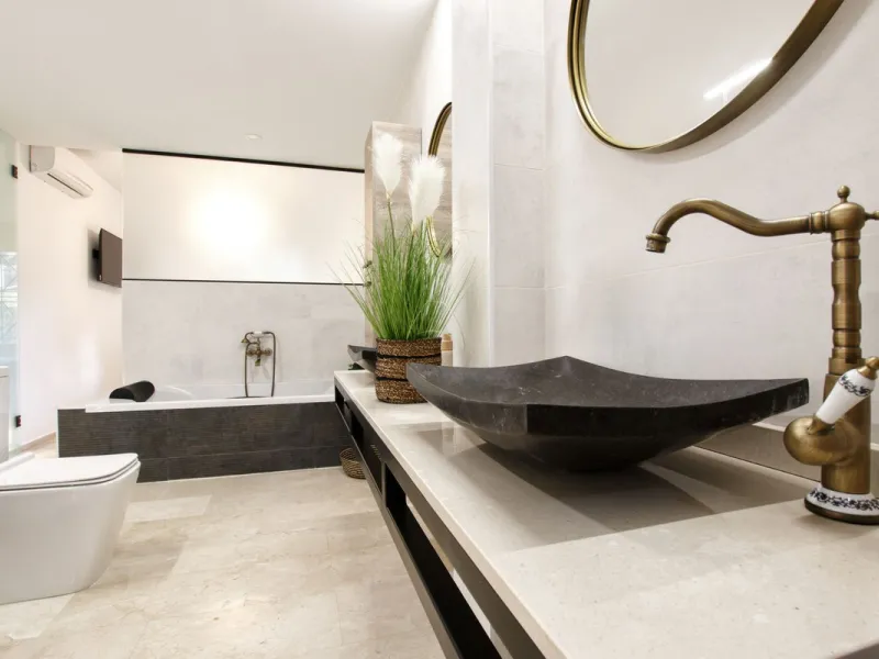 We are selling this ground floor apartment with a private terrace and garden, completely renovated in a modern style with an open-plan American-style kitchen.