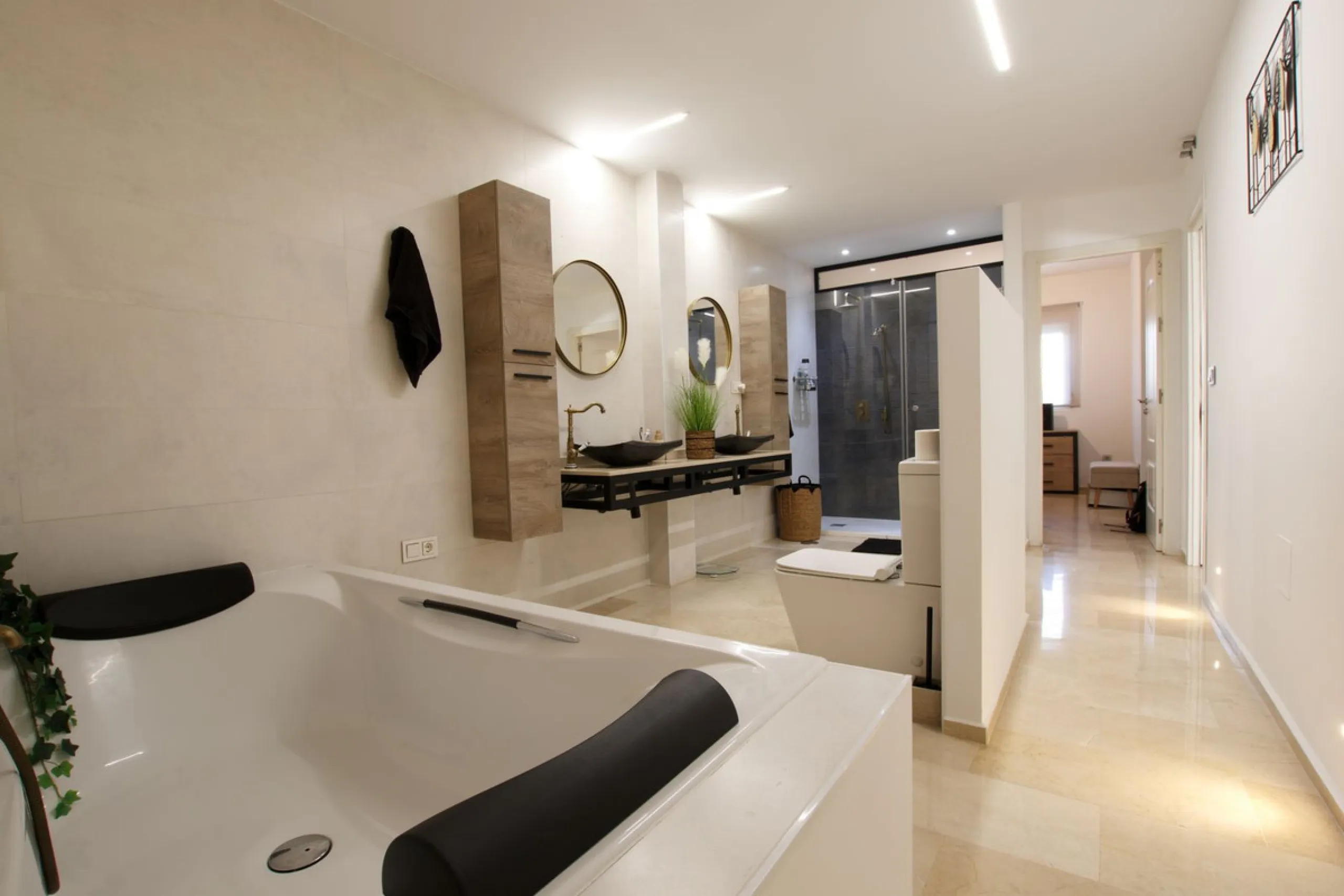 We are selling this ground floor apartment with a private terrace and garden, completely renovated in a modern style with an open-plan American-style kitchen.
