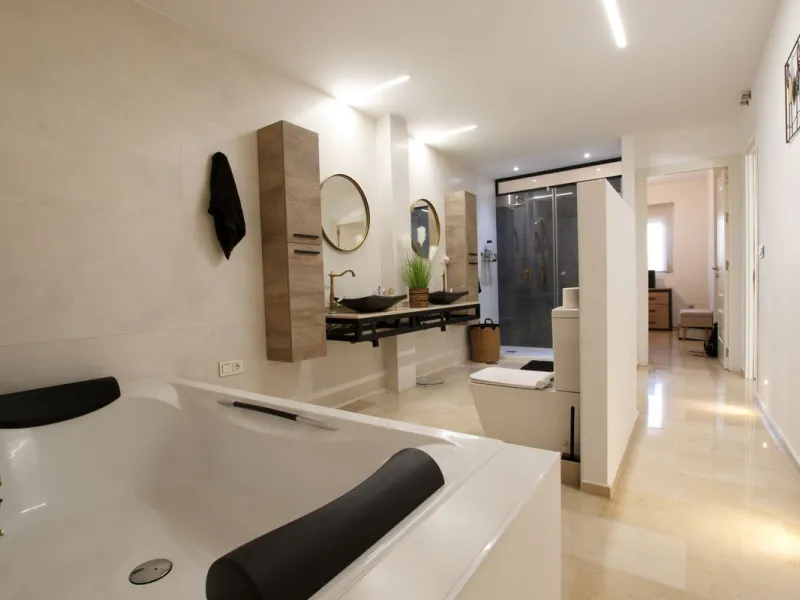 We are selling this ground floor apartment with a private terrace and garden, completely renovated in a modern style with an open-plan American-style kitchen.