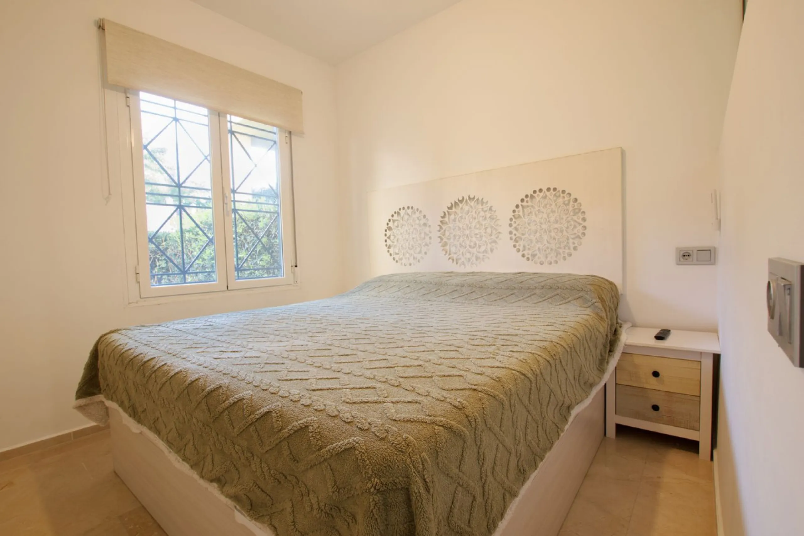We are selling this ground floor apartment with a private terrace and garden, completely renovated in a modern style with an open-plan American-style kitchen.