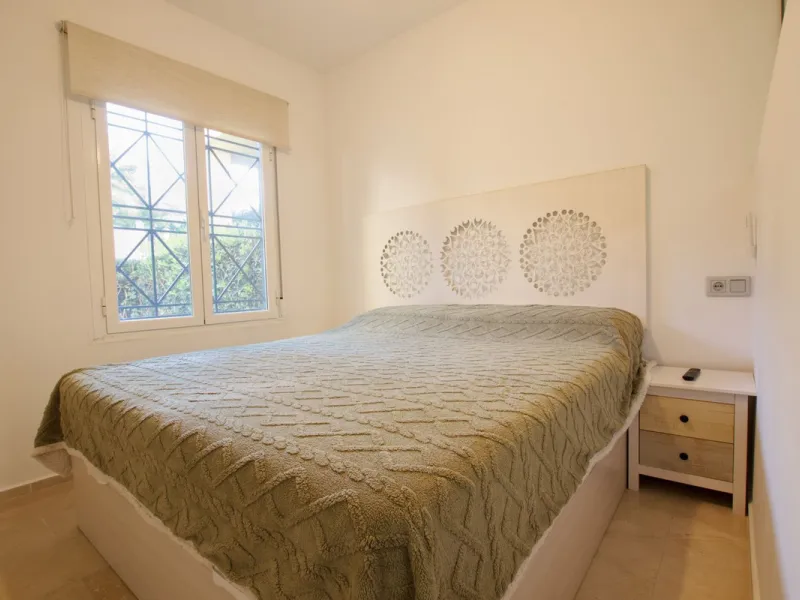 We are selling this ground floor apartment with a private terrace and garden, completely renovated in a modern style with an open-plan American-style kitchen.
