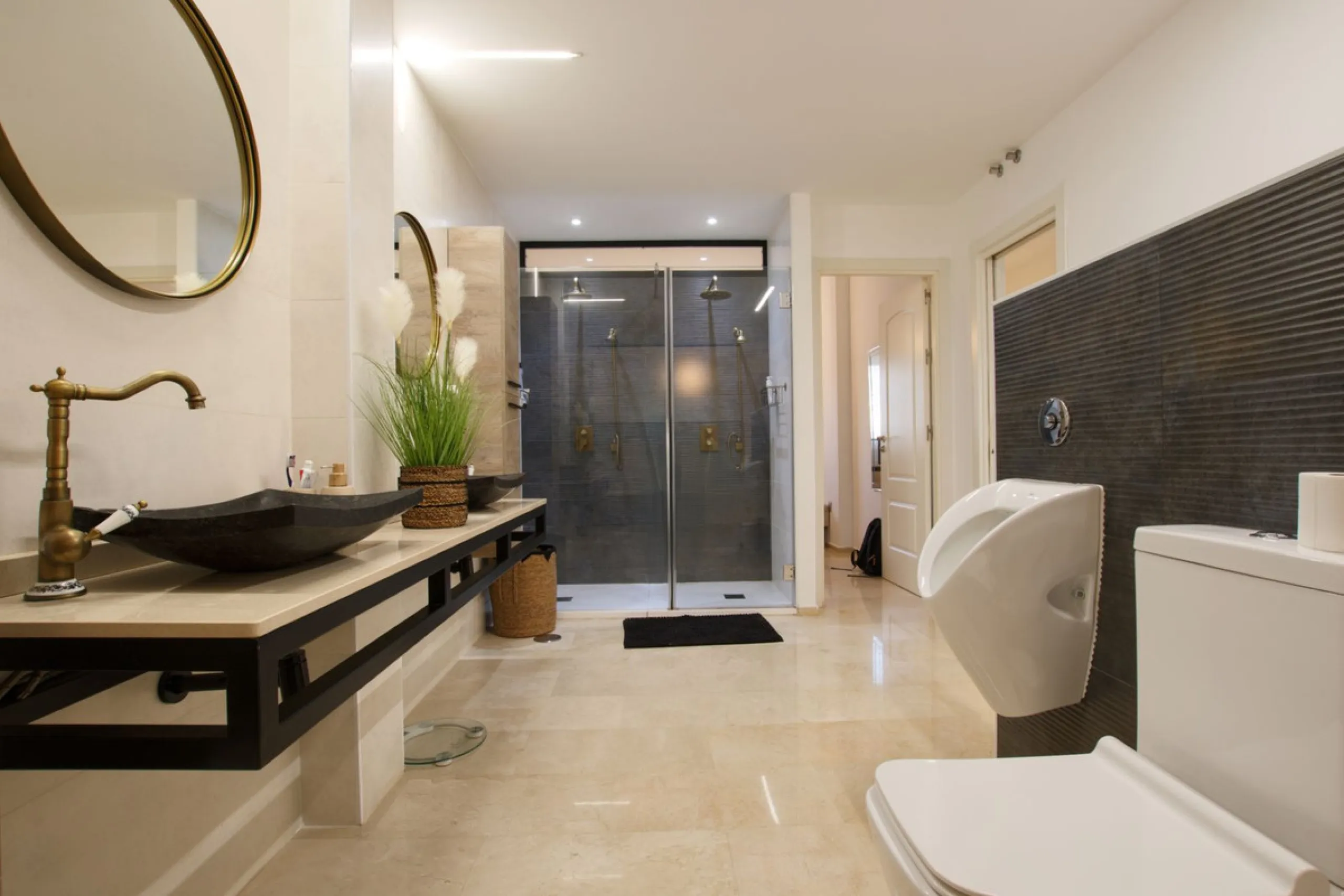We are selling this ground floor apartment with a private terrace and garden, completely renovated in a modern style with an open-plan American-style kitchen.