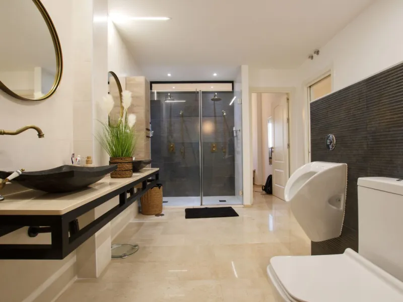 We are selling this ground floor apartment with a private terrace and garden, completely renovated in a modern style with an open-plan American-style kitchen.