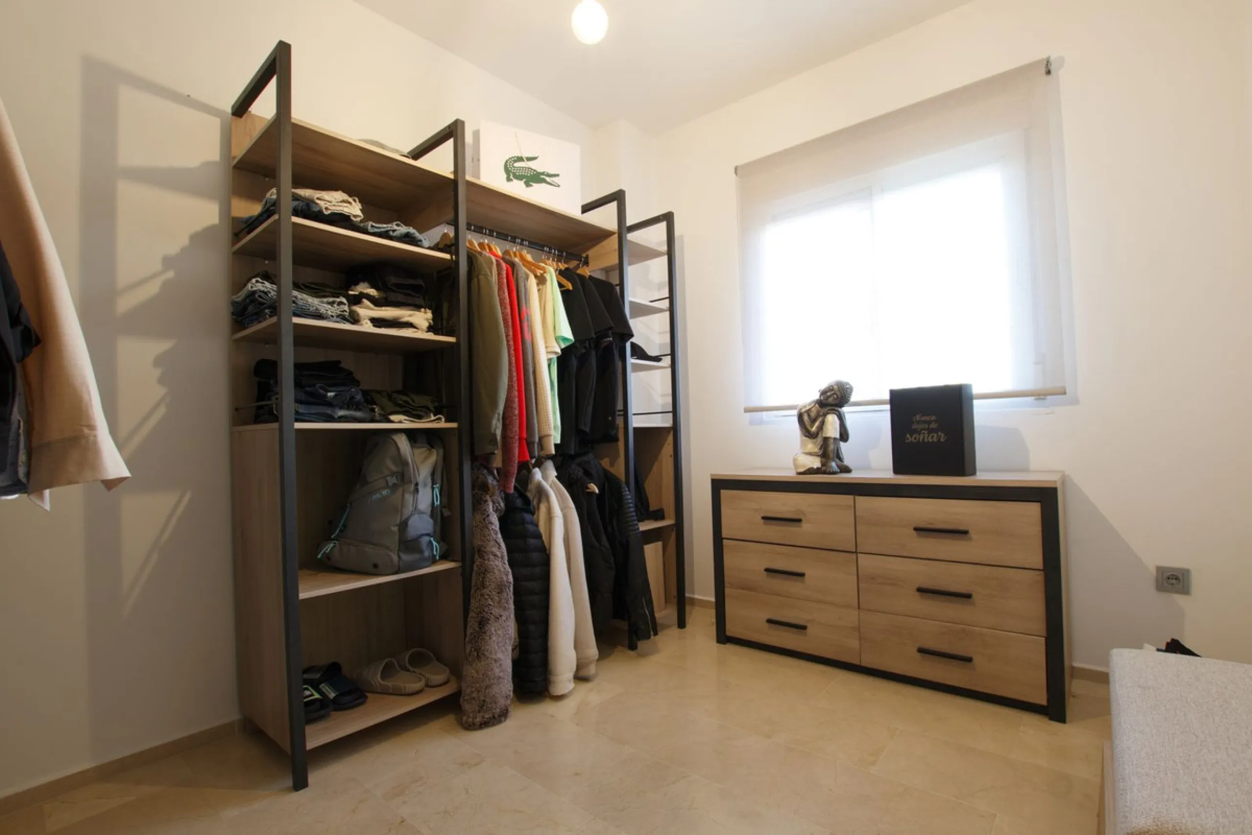 We are selling this ground floor apartment with a private terrace and garden, completely renovated in a modern style with an open-plan American-style kitchen.