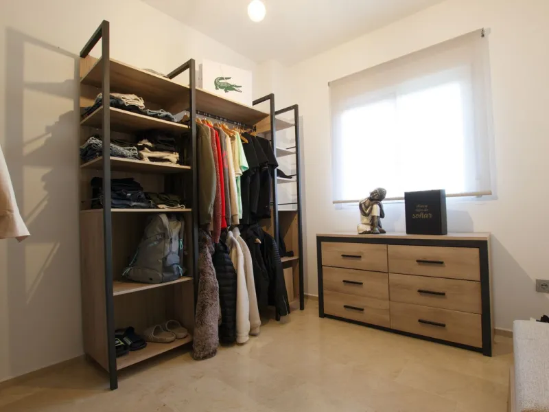 We are selling this ground floor apartment with a private terrace and garden, completely renovated in a modern style with an open-plan American-style kitchen.