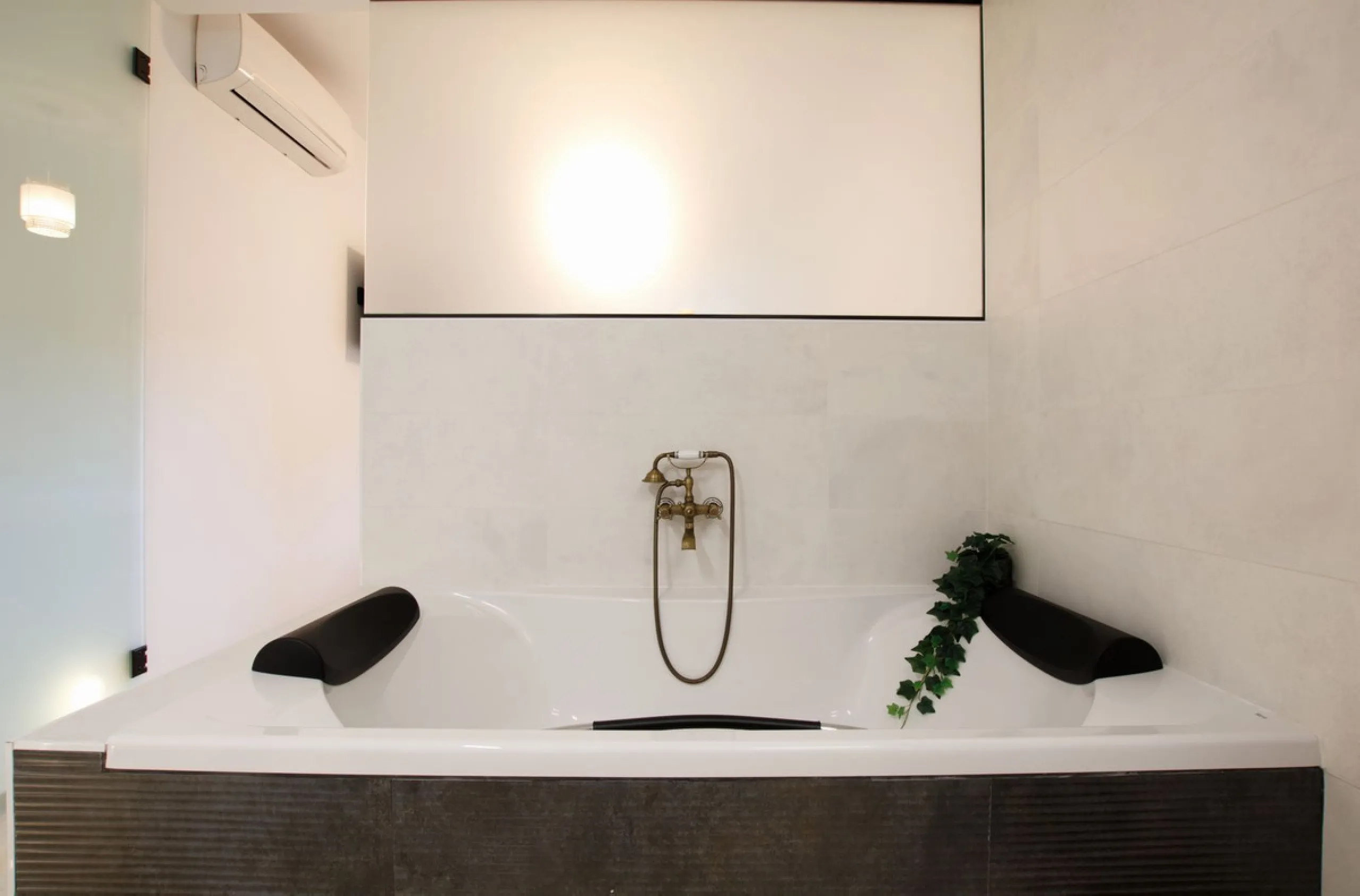 We are selling this ground floor apartment with a private terrace and garden, completely renovated in a modern style with an open-plan American-style kitchen.