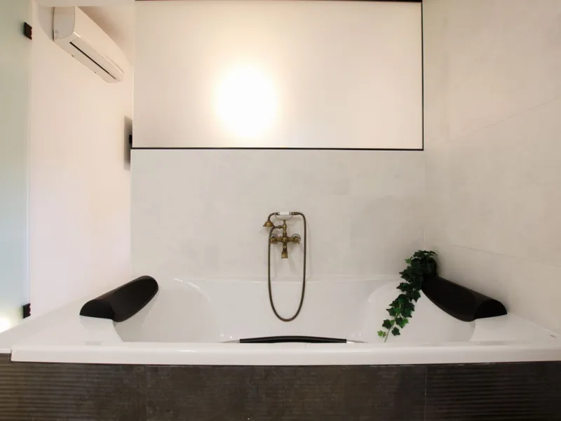 We are selling this ground floor apartment with a private terrace and garden, completely renovated in a modern style with an open-plan American-style kitchen.