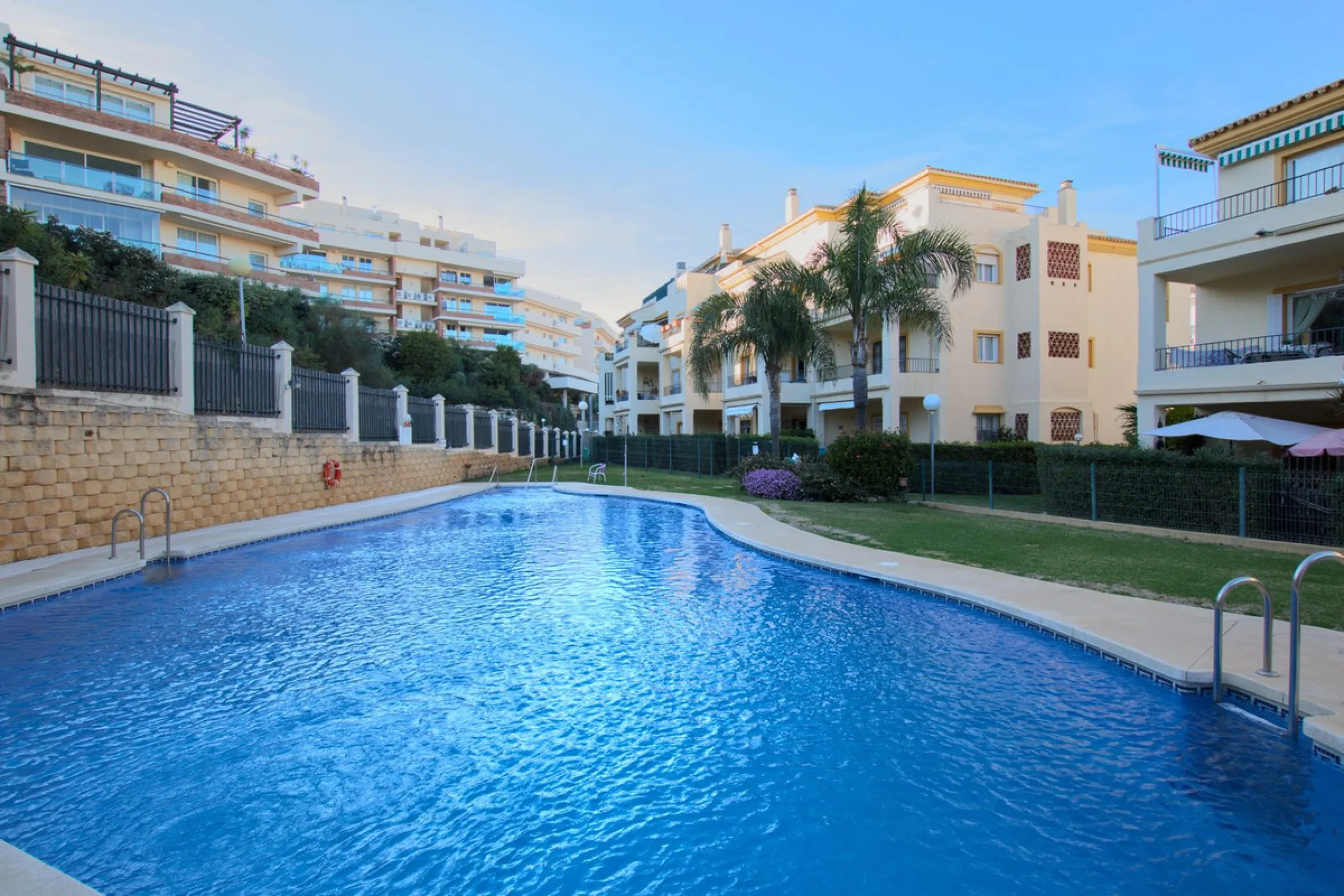 We are selling this ground floor apartment with a private terrace and garden, completely renovated in a modern style with an open-plan American-style kitchen.
