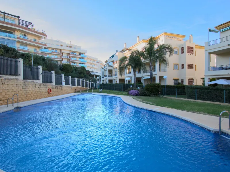 We are selling this ground floor apartment with a private terrace and garden, completely renovated in a modern style with an open-plan American-style kitchen.