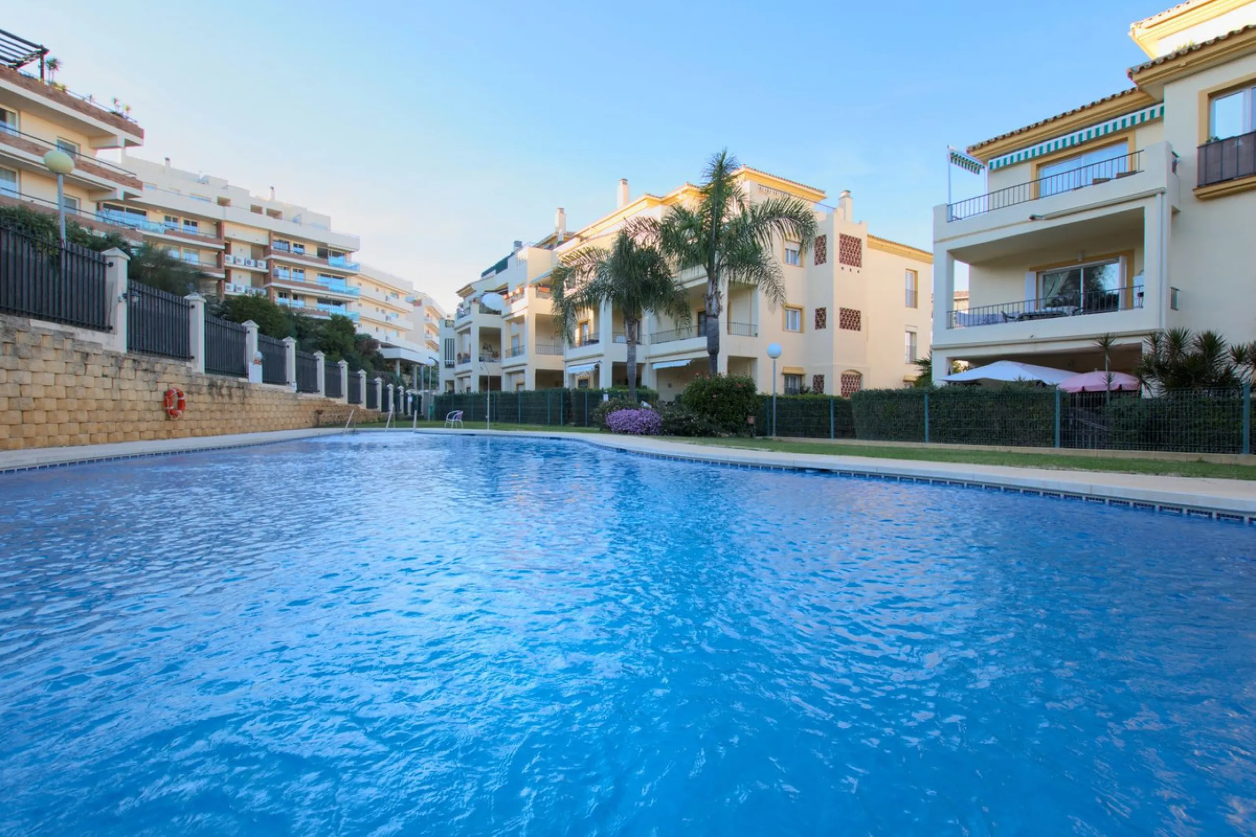 We are selling this ground floor apartment with a private terrace and garden, completely renovated in a modern style with an open-plan American-style kitchen.