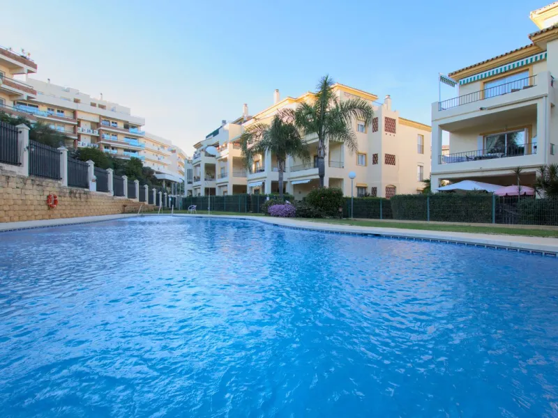 We are selling this ground floor apartment with a private terrace and garden, completely renovated in a modern style with an open-plan American-style kitchen.